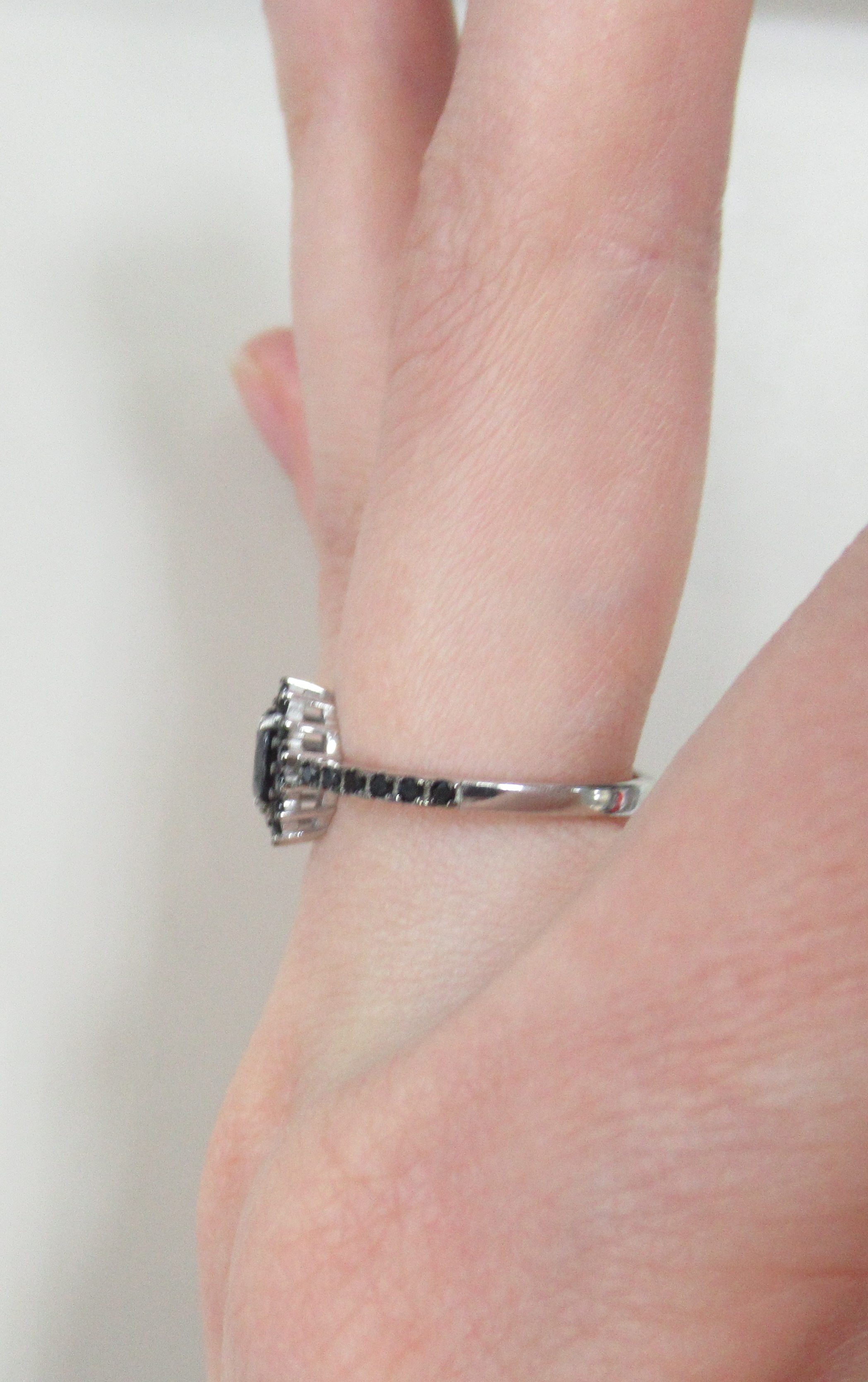 Серебряное кольцо с сапфирами